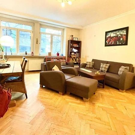 Economy Apartment 2 Min From The Main Station Pressburg Exterior foto