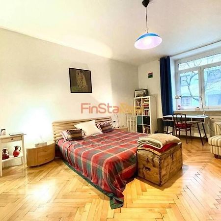 Economy Apartment 2 Min From The Main Station Pressburg Exterior foto