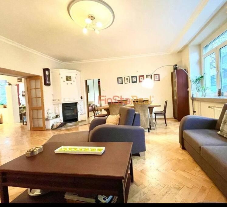 Economy Apartment 2 Min From The Main Station Pressburg Exterior foto