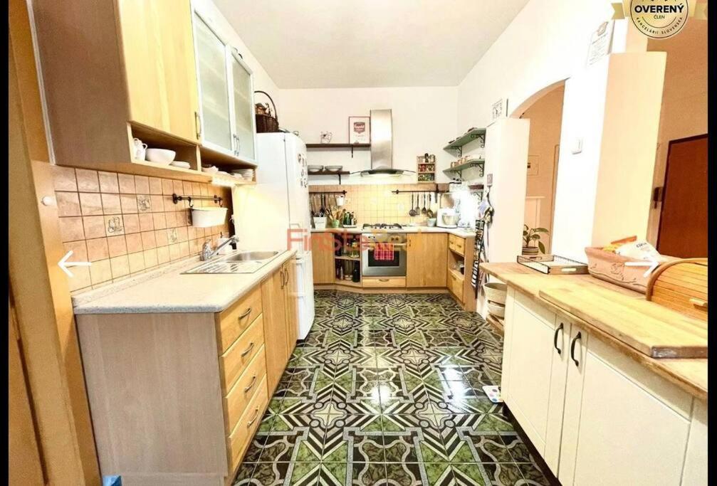 Economy Apartment 2 Min From The Main Station Pressburg Exterior foto