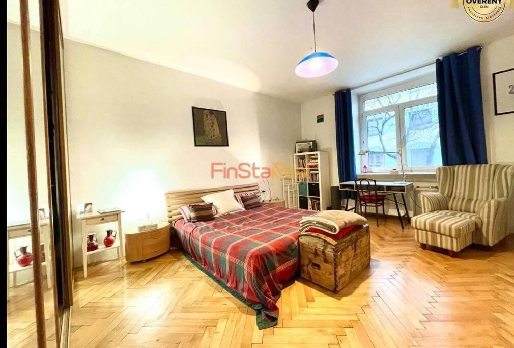 Economy Apartment 2 Min From The Main Station Pressburg Exterior foto