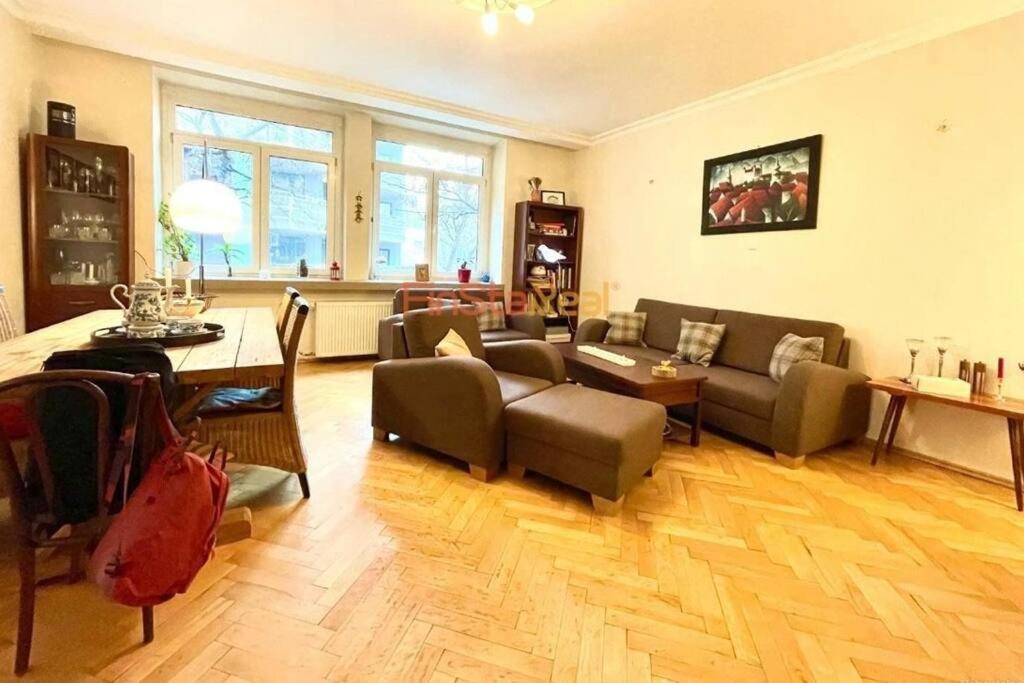 Economy Apartment 2 Min From The Main Station Pressburg Exterior foto